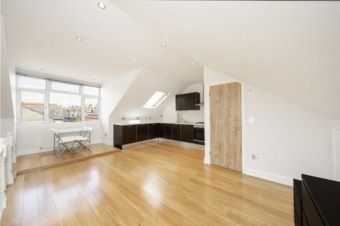 Studio to rent, Park Road, London NW4