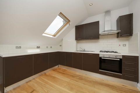 Studio to rent, Park Road, London NW4