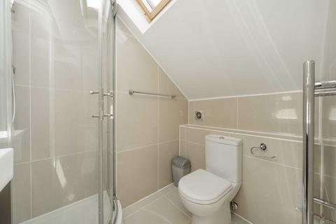 Studio to rent, Park Road, London NW4