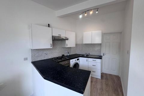 2 bedroom apartment to rent, Dedworth Road, Windsor SL4