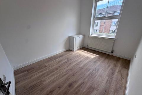 2 bedroom apartment to rent, Dedworth Road, Windsor SL4