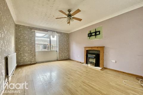 3 bedroom end of terrace house for sale, Winchester Gardens, Luton