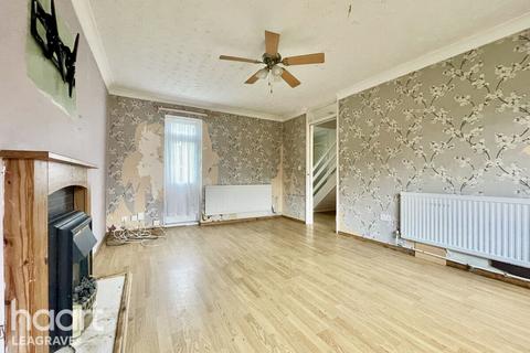 3 bedroom end of terrace house for sale, Winchester Gardens, Luton