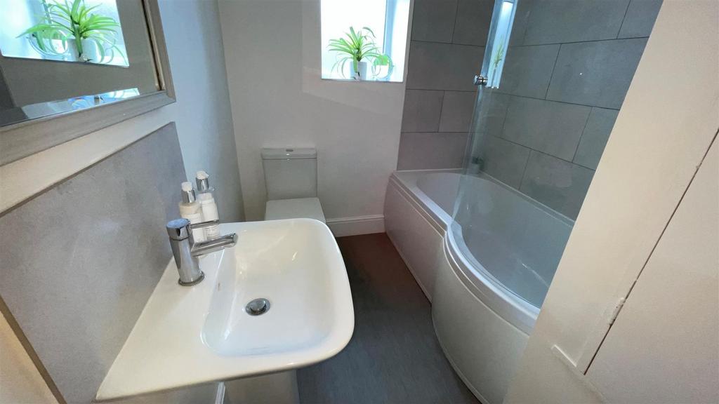 Bathroom 2.jpg