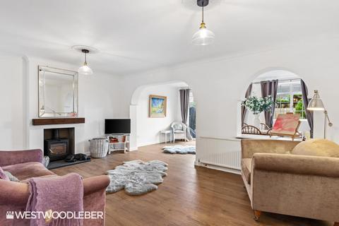 4 bedroom detached house for sale, Avenue Road, Hoddesdon EN11