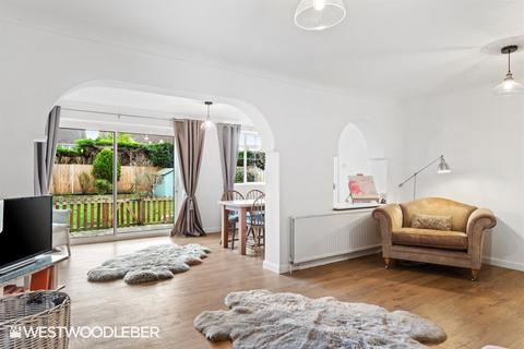 4 bedroom detached house for sale, Avenue Road, Hoddesdon EN11