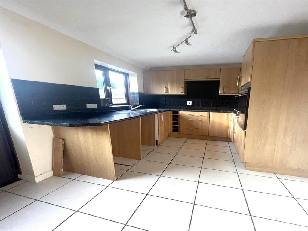 Kitchen (2).JPG