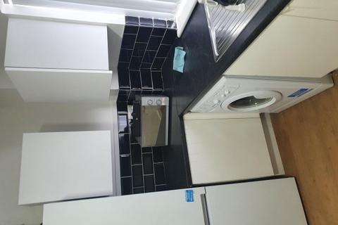 4 bedroom house share to rent, Lingard Close