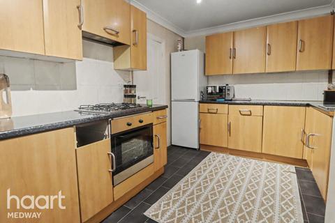 3 bedroom end of terrace house to rent, Brompton Lane, Rochester