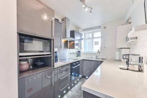 3 bedroom flat for sale, Crampton House, Patmore Estate, Nine Elms, London, SW8