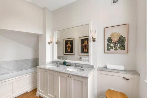 3 bedroom terraced house to rent, Lennox Gardens Mews, Knightsbridge, London SW1X