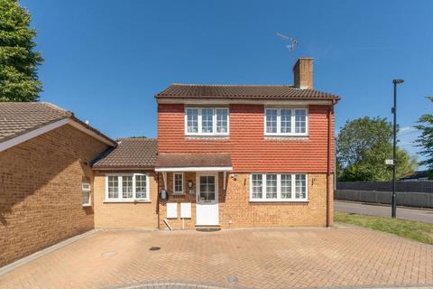 4 bedroom semi-detached house to rent, Larcombe Close, Lloyd Park, Croydon, CR0