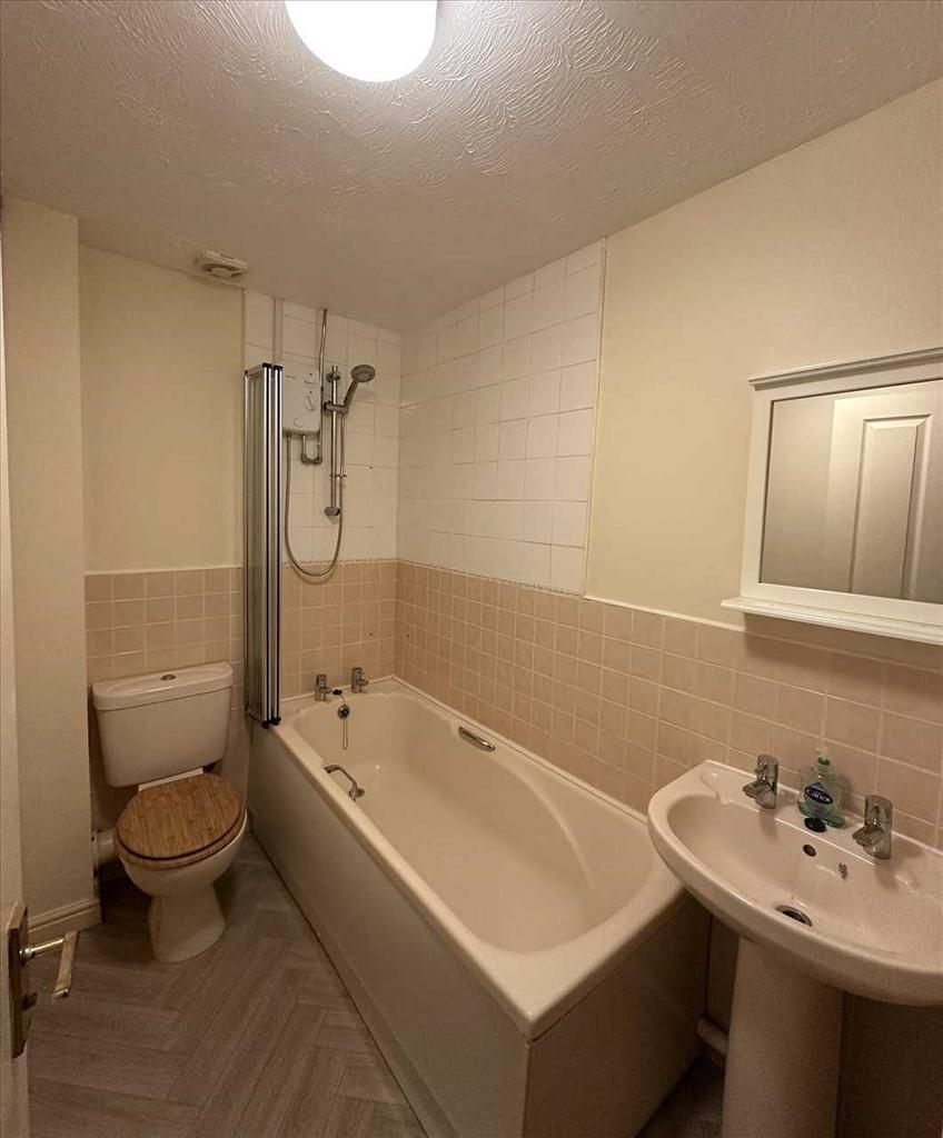 Rear bedroom 2: