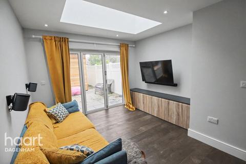 2 bedroom end of terrace house to rent, Salisbury Road, Dagenham