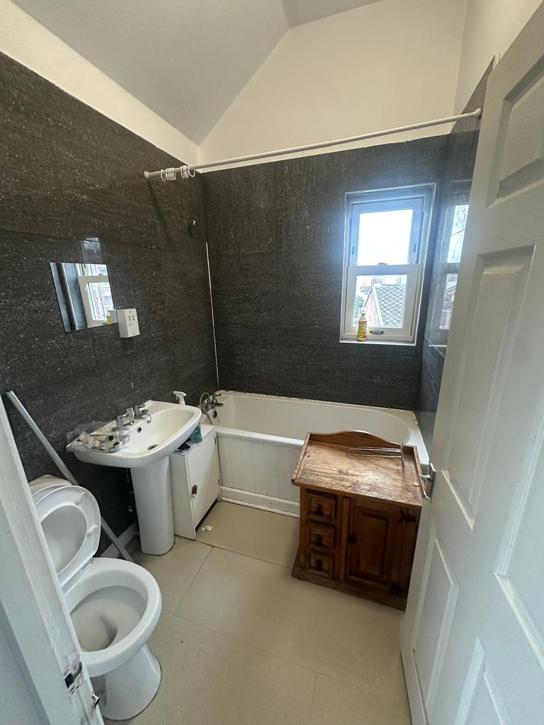 Well-equipped bathroom with a bathtub, pedestal...