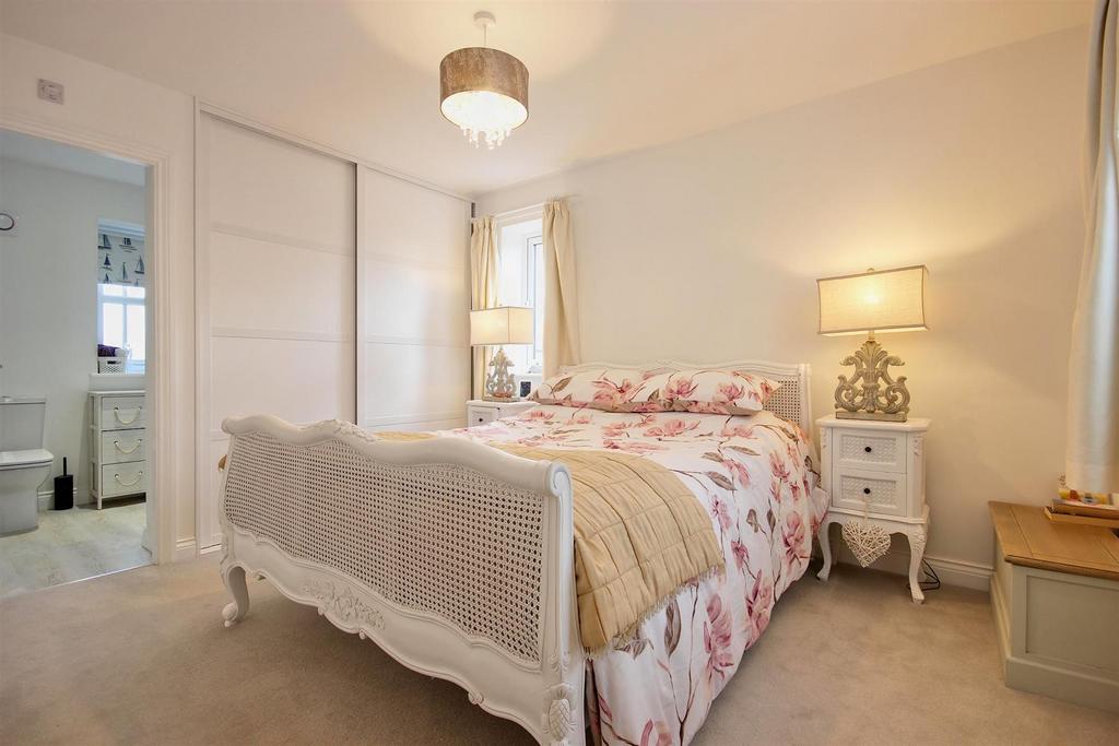 Master bedroom (rear)