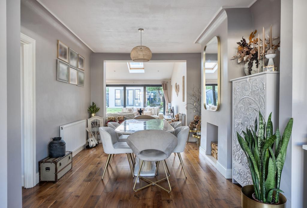 1399954-9-6979fd9...