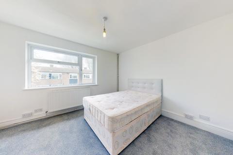 2 bedroom flat to rent, Staveley Gardens, London W4