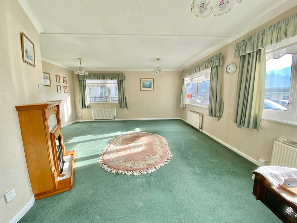 Lounge/Dining Rm