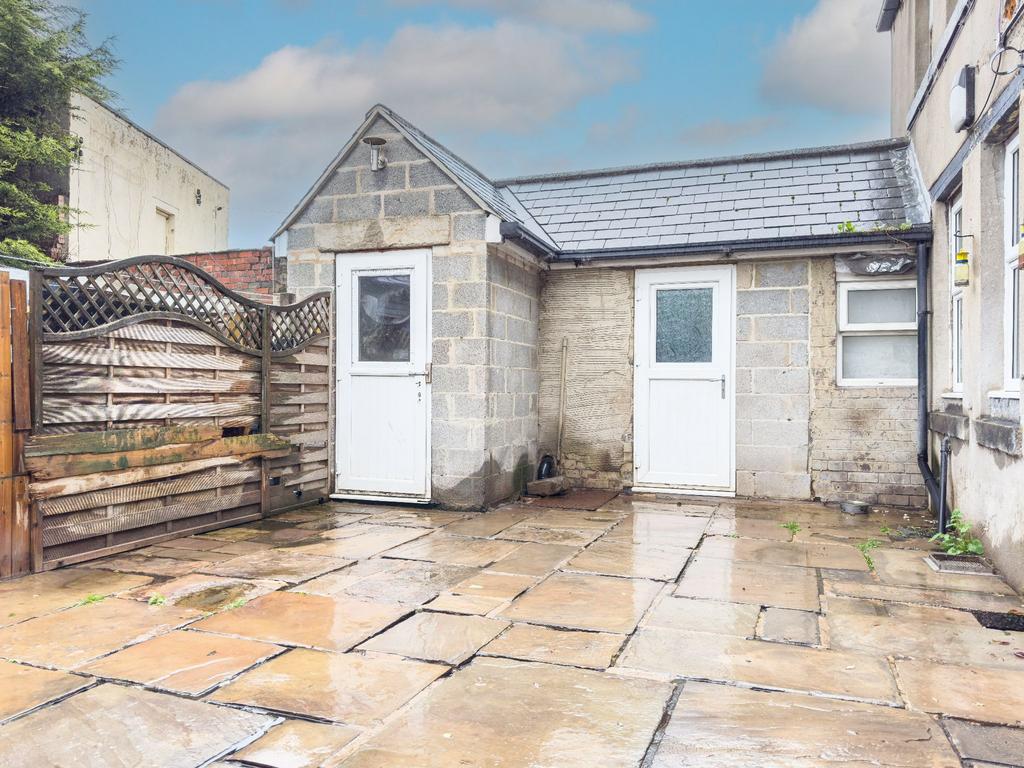 Rear stone flagged garden