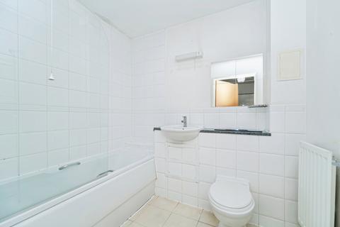 2 bedroom flat to rent, Admiralty Close, West Drayton, UB7