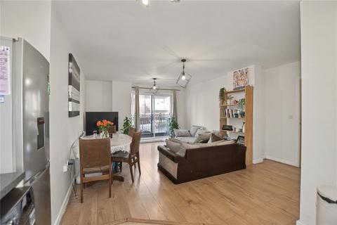 3 bedroom flat for sale, Oakwood Close, London, SE13