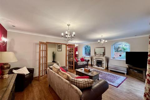 3 bedroom detached house for sale, Deri Road, Glanamman, Ammanford