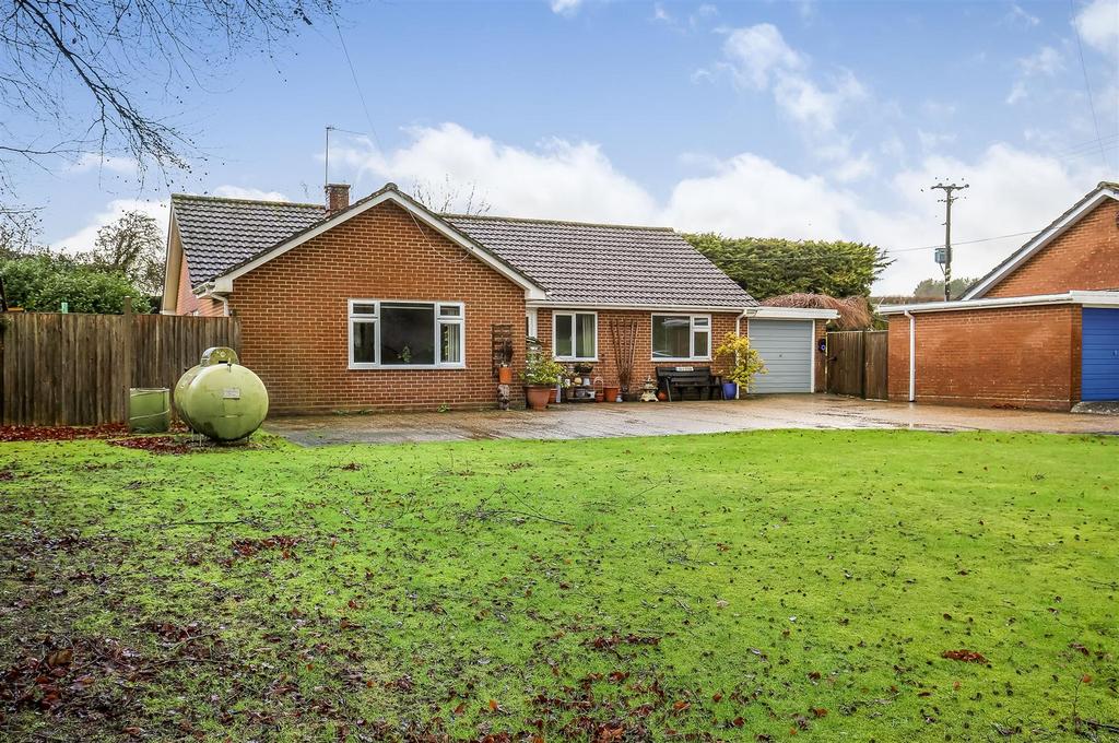 Old Alresford 3 bed detached bungalow for sale - £595,000