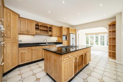 5 bedroom detached house to rent, Broadgates Avenue, Barnet EN4
