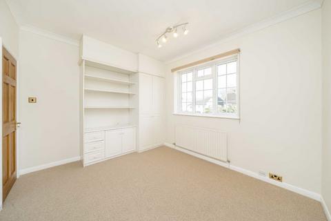 5 bedroom detached house to rent, Broadgates Avenue, Barnet EN4