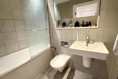 1 bedroom flat to rent, Deals Gateway London