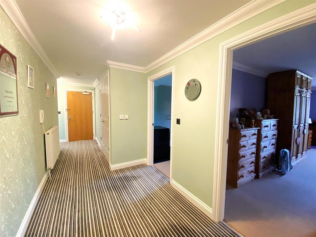 39 Compass House - Hall2.jpg