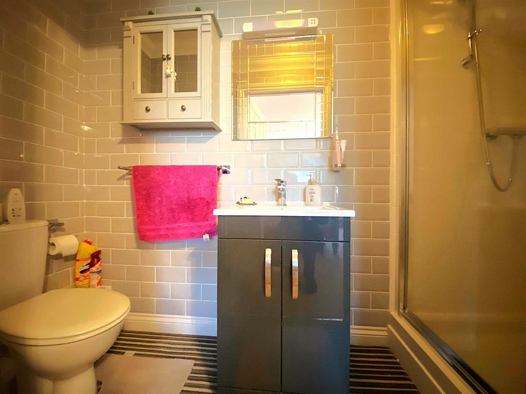 39 Compass House - En Suite.jpg