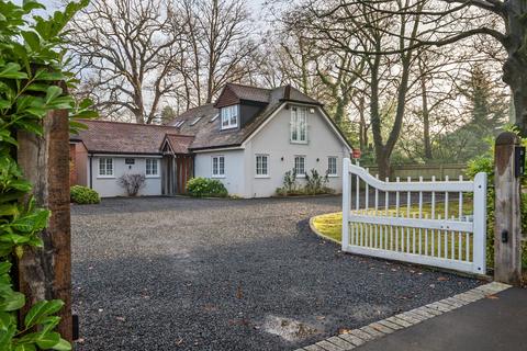 Old Woking Road, Pyrford, GU22