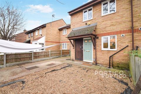 3 bedroom terraced house to rent, Skiers Street, London, E15