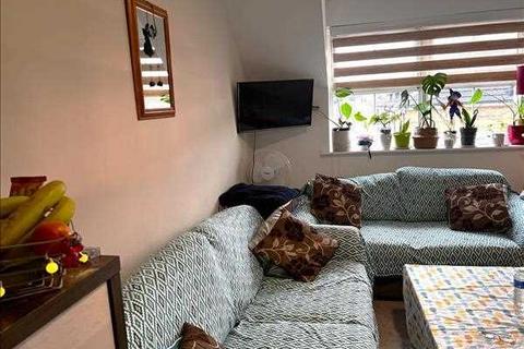 2 bedroom apartment to rent, Rutland Avenue, Slough
