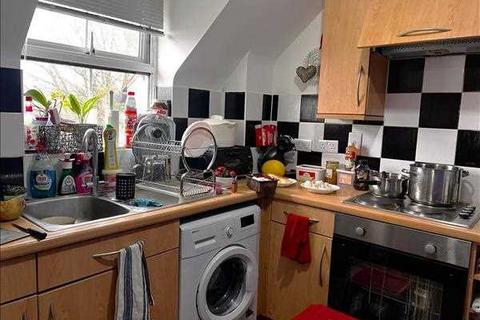 2 bedroom apartment to rent, Rutland Avenue, Slough