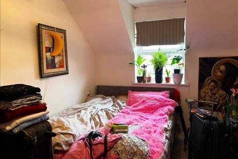 2 bedroom apartment to rent, Rutland Avenue, Slough