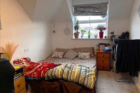 2 bedroom apartment to rent, Rutland Avenue, Slough