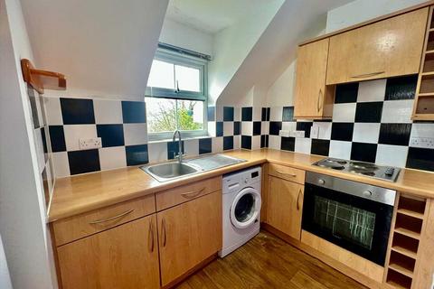2 bedroom apartment to rent, Rutland Avenue, Slough