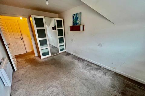 2 bedroom apartment to rent, Rutland Avenue, Slough