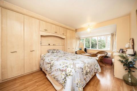undefined, Montrose Avenue, Twickenham TW2