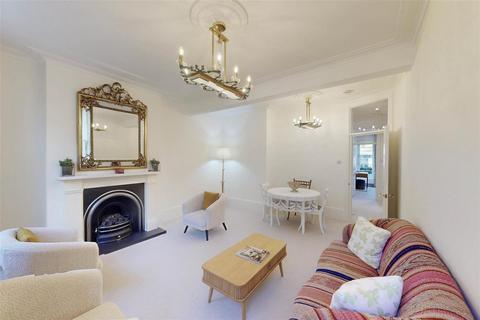 2 bedroom flat to rent, ENNISMORE GARDENS, London, SW7