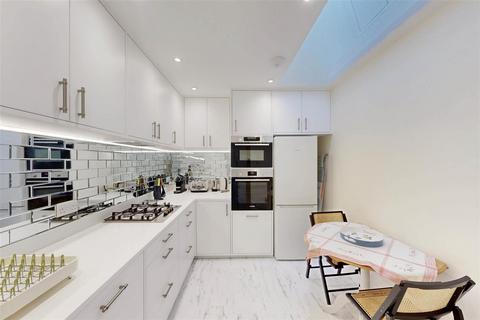 2 bedroom flat to rent, ENNISMORE GARDENS, London, SW7