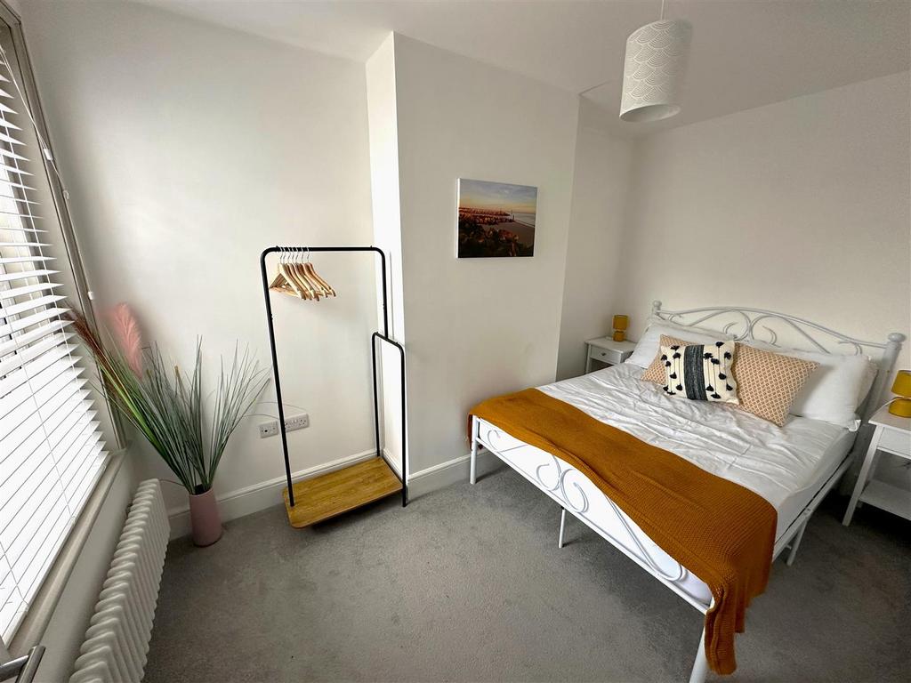 Bed 2.jpg