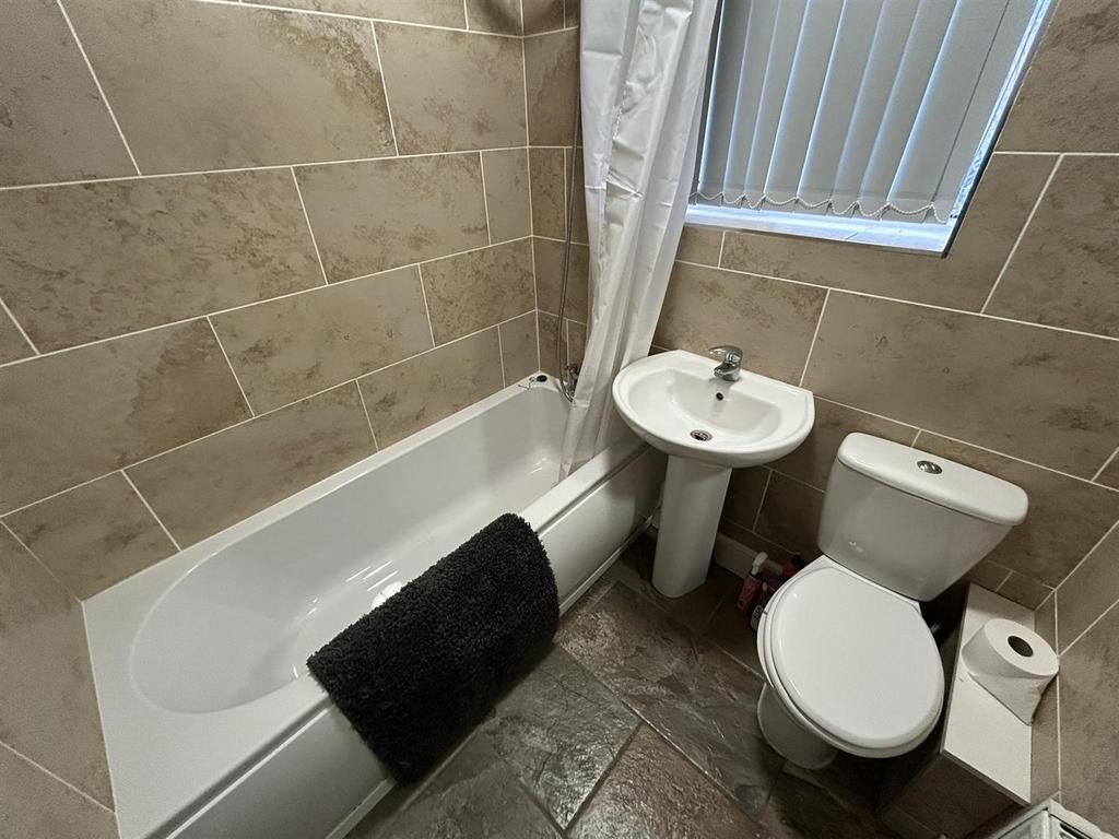 19 Buckland - bathroom.jpg