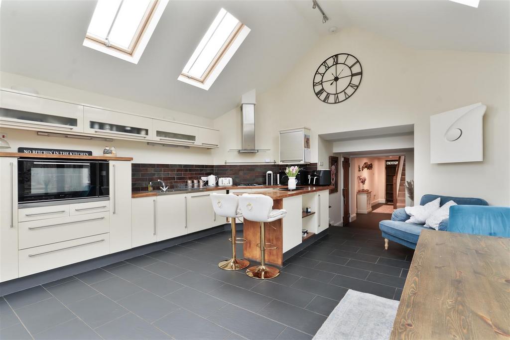 Kitchen 2.jpg