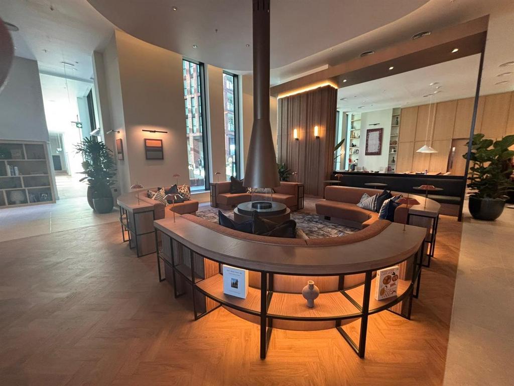 Foyer 2.jpg