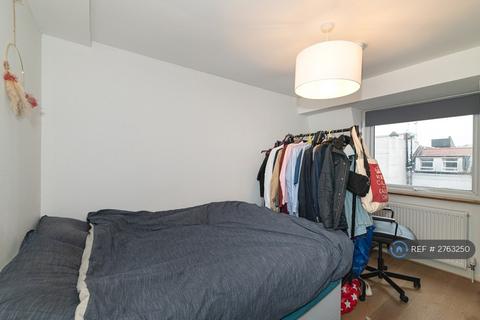 1 bedroom flat to rent, Tooting High Street, London, SW17