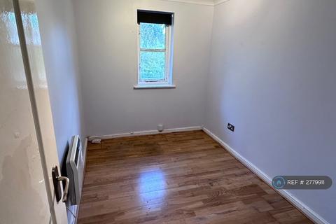 2 bedroom flat to rent, Kensington Court, Enfield, EN2